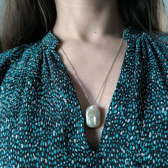 Серебряное колье с жемчугом барочным