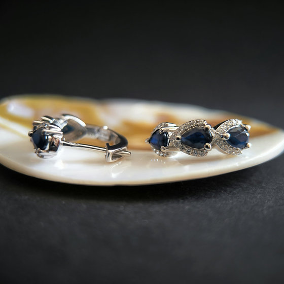 Серебряные серьги с сапфиром 3.264ct, фианитами