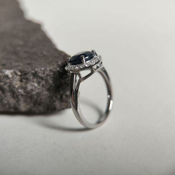 Серебряное кольцо с сапфиром 2.895ct, фианитами