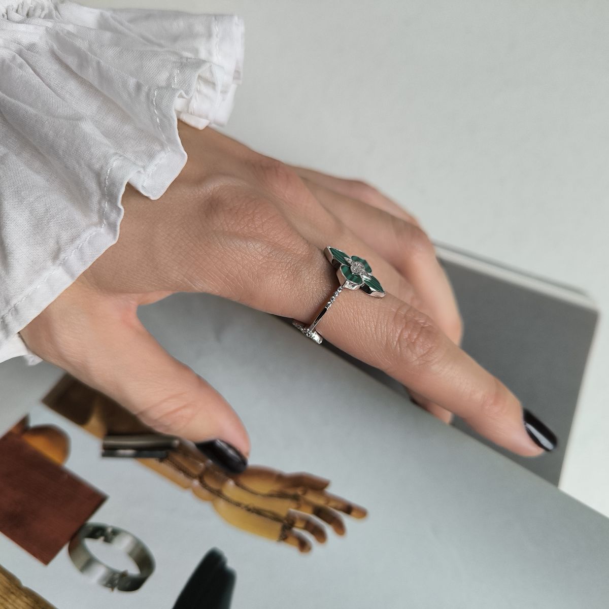 Серебряное кольцо с малахитом, фианитами