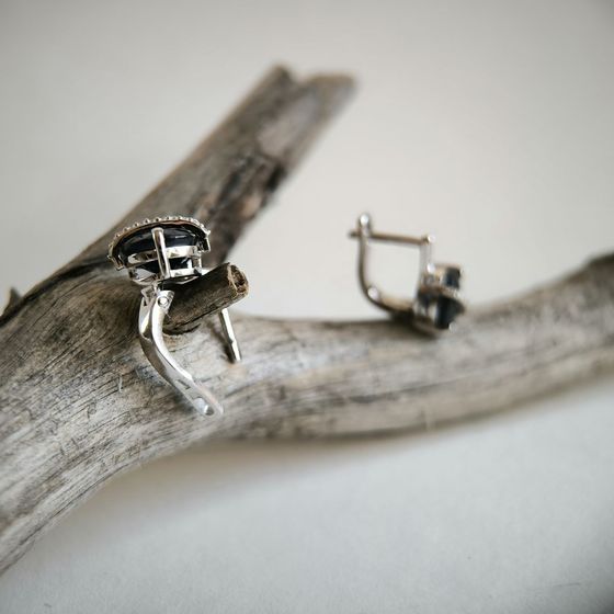 Серебряные серьги с сапфиром 5.581ct, фианитами