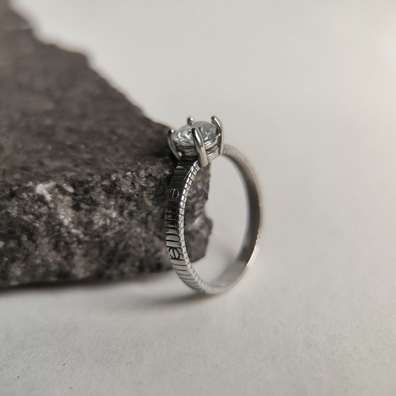 Серебряное кольцо с фианитами