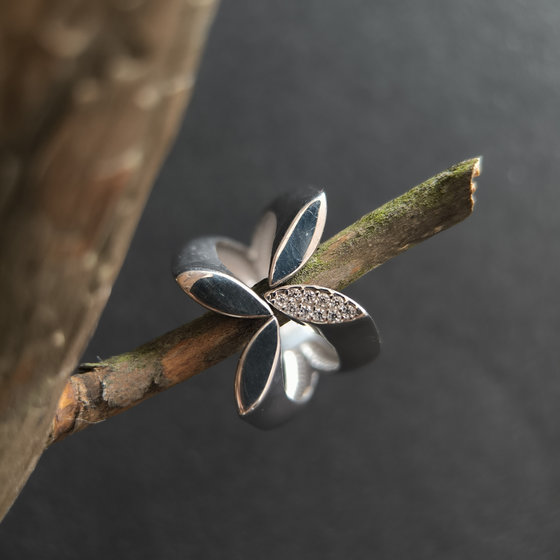 Серебряное кольцо с фианитами