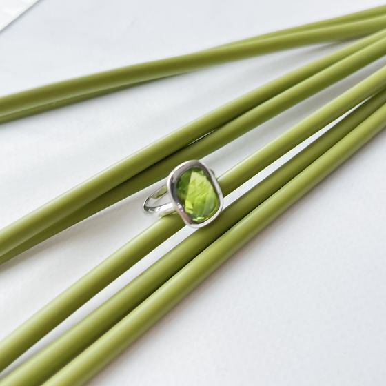 Серебряное кольцо с хризолітом 4.819ct