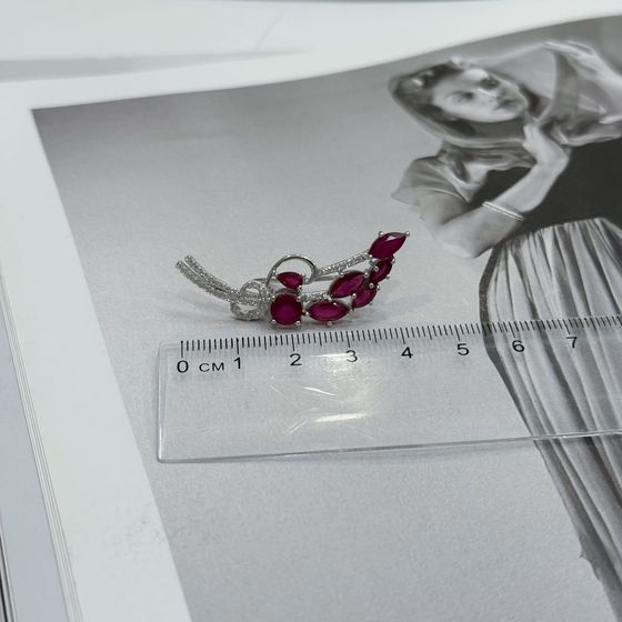 Серебряная брошка с рубином 2.281ct
