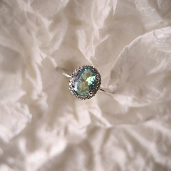 Серебряное кольцо с мистик топазом 1.116ct, фианитами