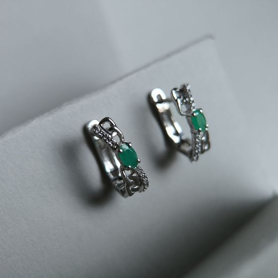 Серебряные серьги с изумрудом, фианитами