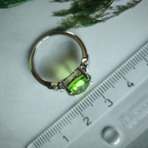 Серебряное кольцо с хризолітом 3.397ct, фианитами