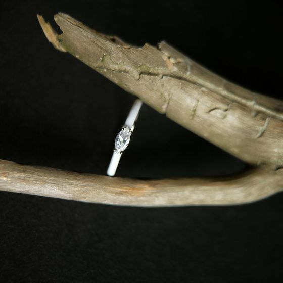 Серебряное кольцо с фианитами, емаллю