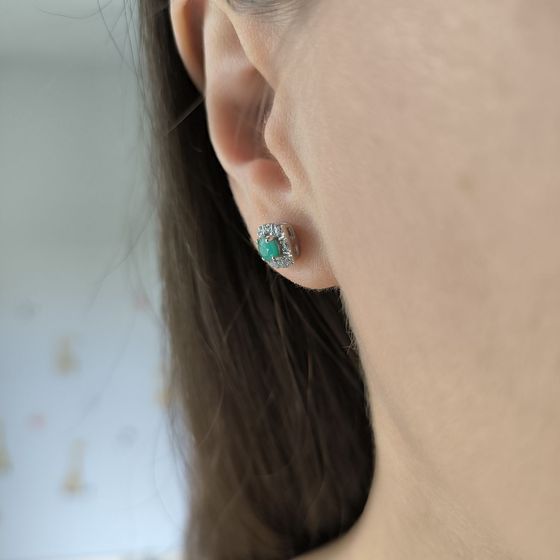 Серебряные серьги с изумрудом, фианитами