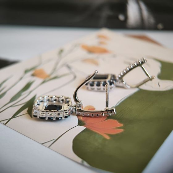 Серебряные серьги с сапфиром 10.745ct, фианитами