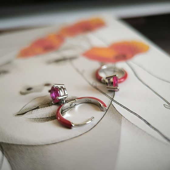 Серебряные серьги с фианитами, емаллю