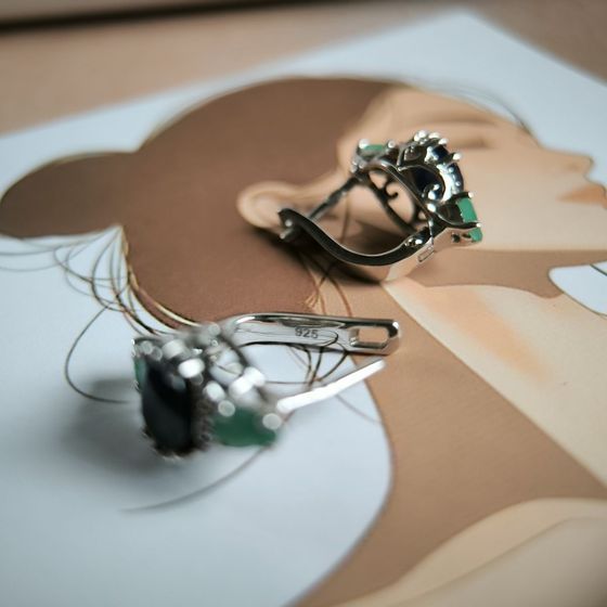 Серебряные серьги с сапфиром 4.337ct, изумрудом, фианитами