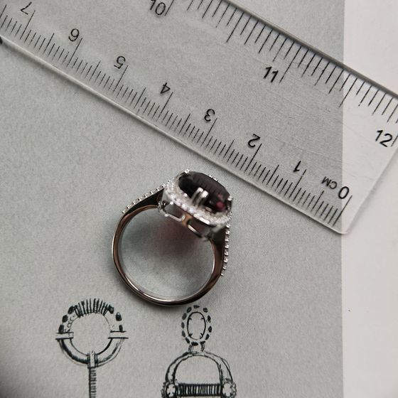 Серебряное кольцо с гранатом 6.307ct, фианитами