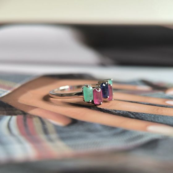 Серебряное кольцо с сапфиром 1.792ct, рубином, изумрудом