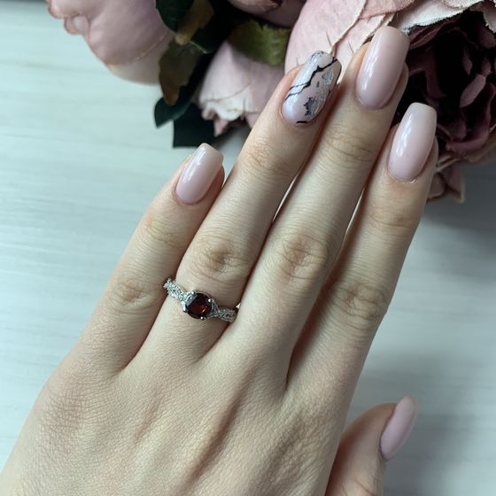 Серебряное кольцо с гранатом