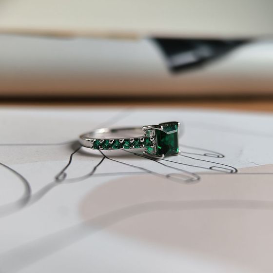 Серебряное кольцо с изумрудом nano