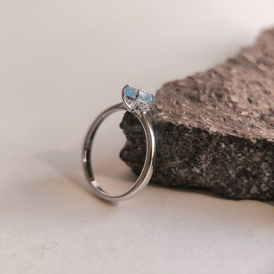 Серебряное кольцо с топазом 0.936ct, фианитами