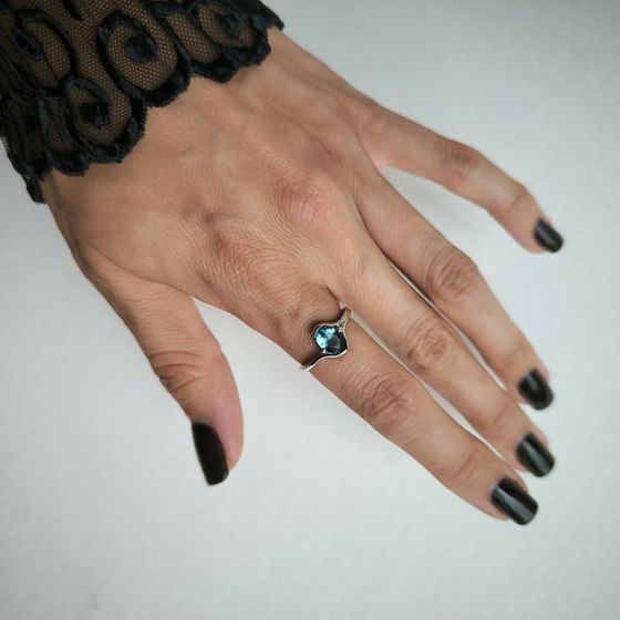 Серебряное кольцо с топазом Лондон Блю 0.817ct