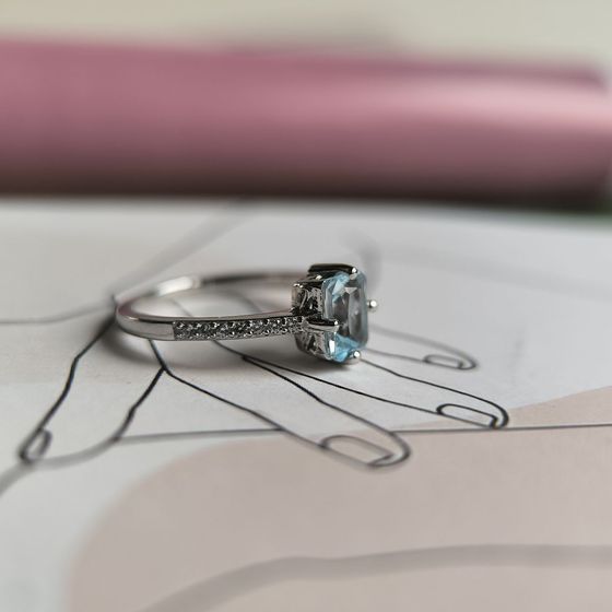 Серебряное кольцо с топазом 1.402ct, фианитами