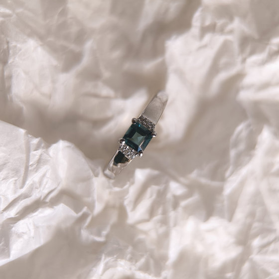 Серебряное кольцо с топазом Лондон Блю 0.369ct, фианитами