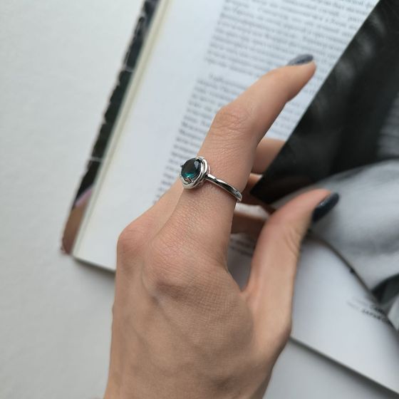 Серебряное кольцо с топазом Лондон Блю 1.133ct, фианитами