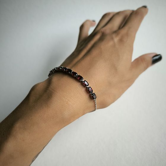 Серебряный браслет с гранатом