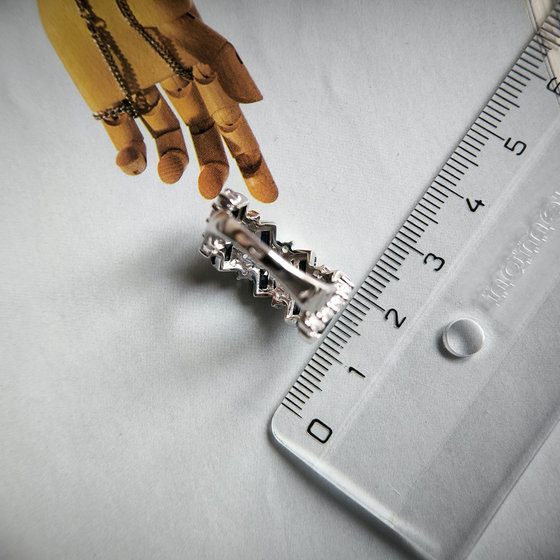 Серебряное кольцо с сапфиром 5.625ct, фианитами