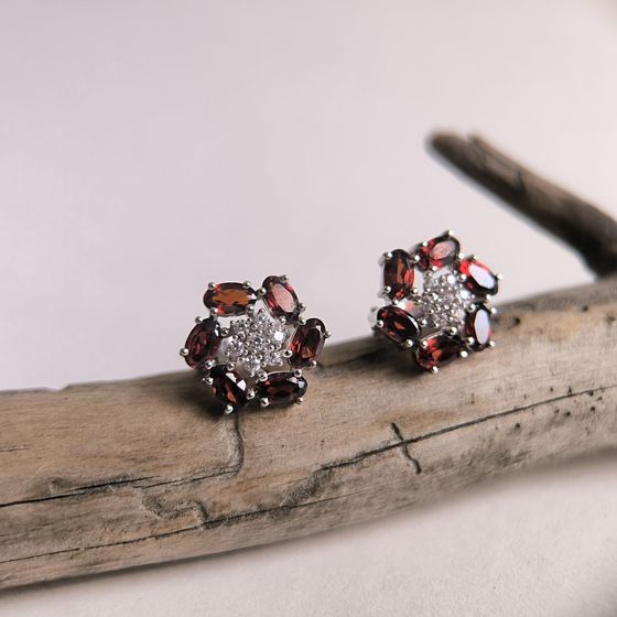 Серебряные серьги с гранатом 3.933ct, фианитами