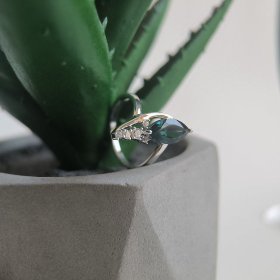 Серебряное кольцо с топазом Лондон Блю 1.675ct, фианитами