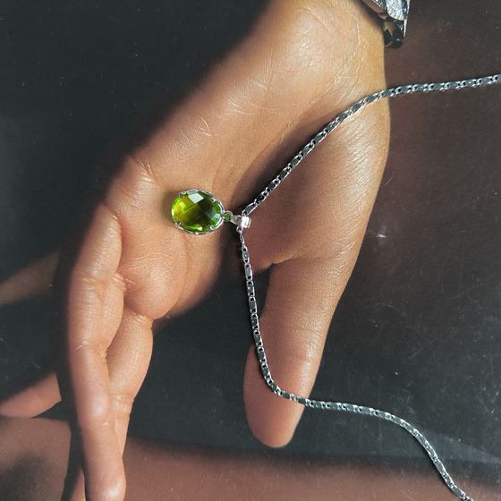 Серебряная подвеска с хризолітом