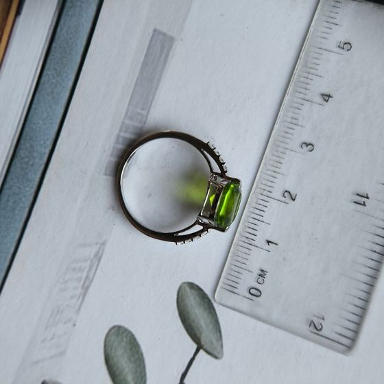 Серебряное кольцо с хризолітом