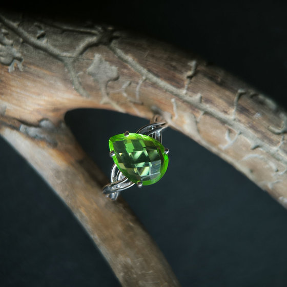 Серебряное кольцо с хризолітом 3.095ct