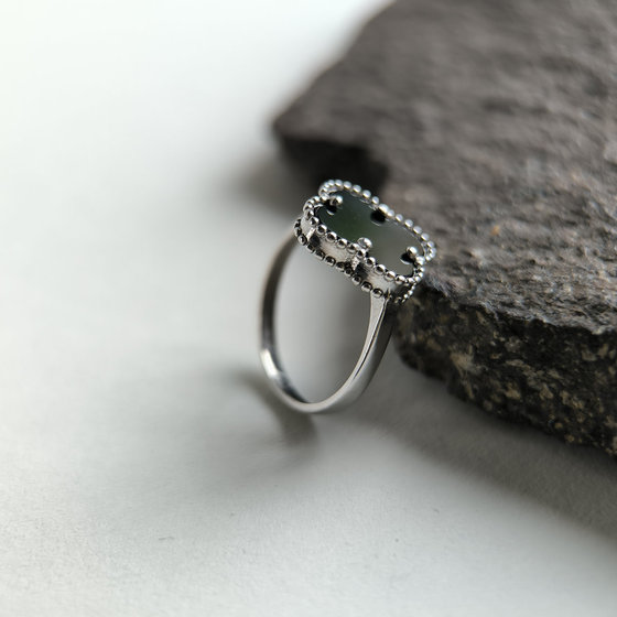 Серебряное кольцо с ониксом