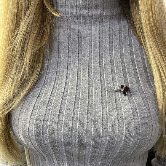Серебряная брошка с гранатом 1.915ct