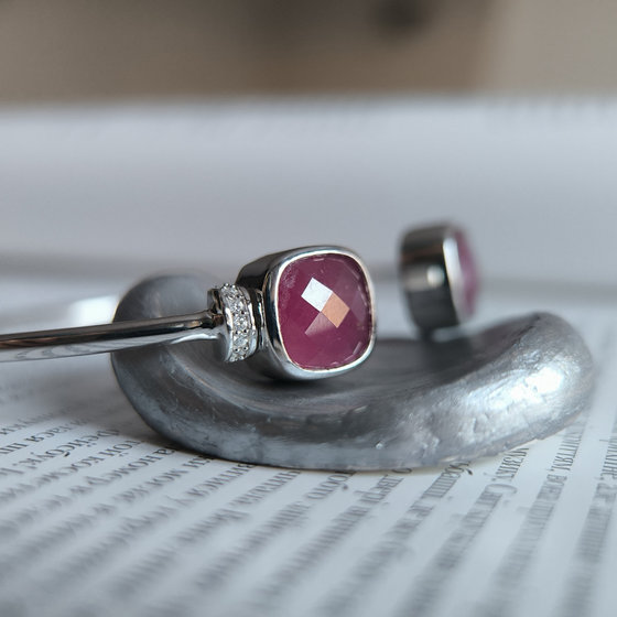Серебряный браслет с рубином 9.699ct, фианитами