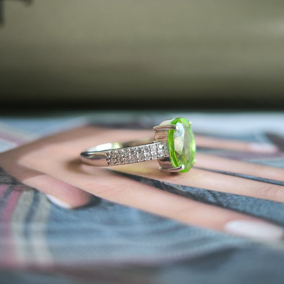 Серебряное кольцо с хризолітом 2.523ct, фианитами