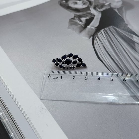 Серебряная брошка с сапфиром 3.9ct