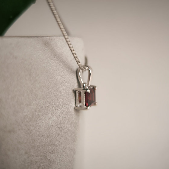 Серебряная подвеска с гранатом 0.923ct