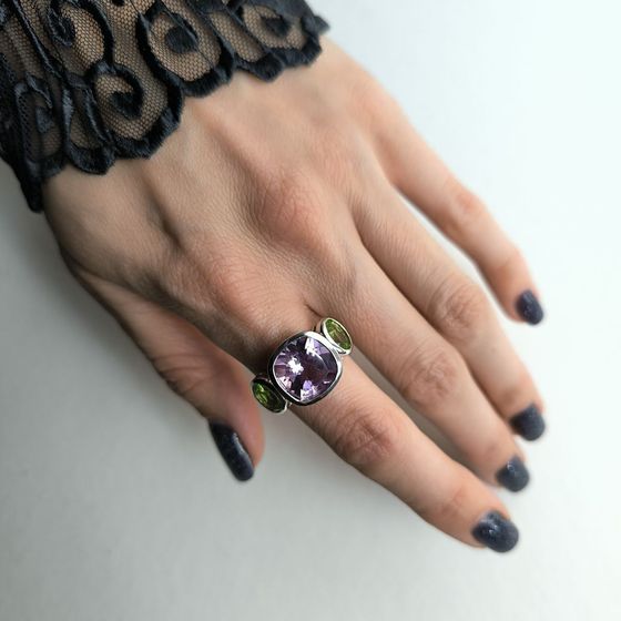 Серебряное кольцо с аметистом, хризолітом