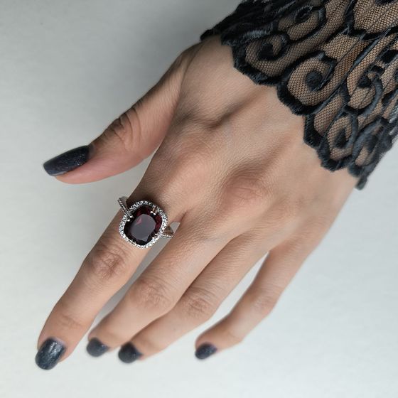 Серебряное кольцо с гранатом 6.307ct, фианитами