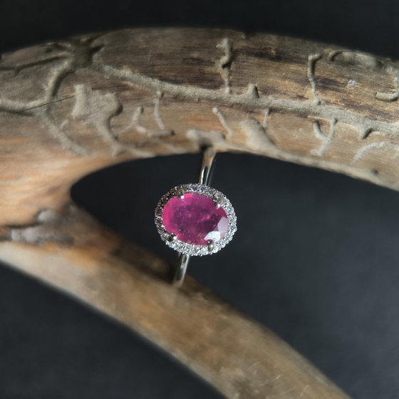 Серебряное кольцо с рубином 1.766ct, фианитами