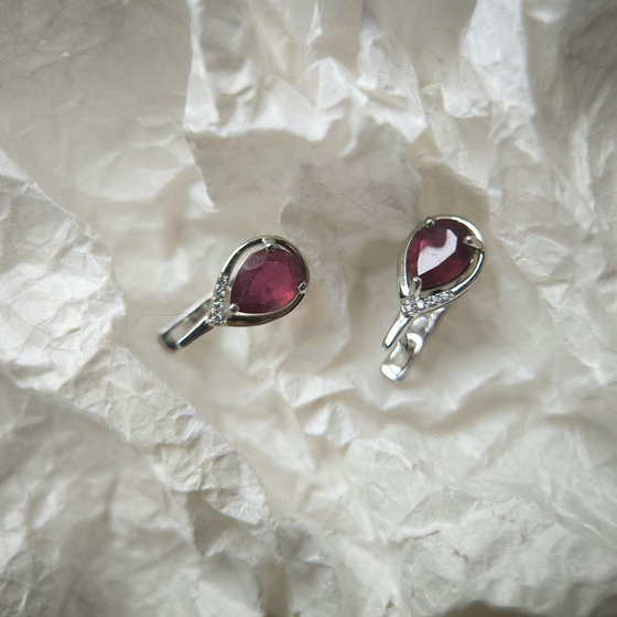 Серебряные серьги с рубином 3.31ct, фианитами