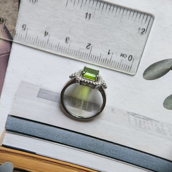 Серебряное кольцо с хризолітом