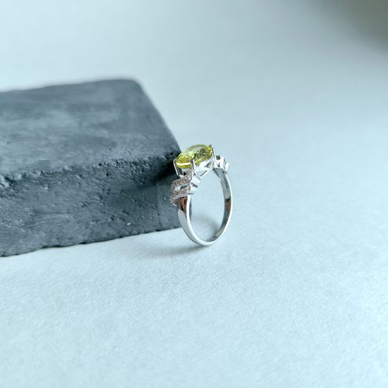 Серебряное кольцо с зеленим кварцем 2.738ct, фианитами