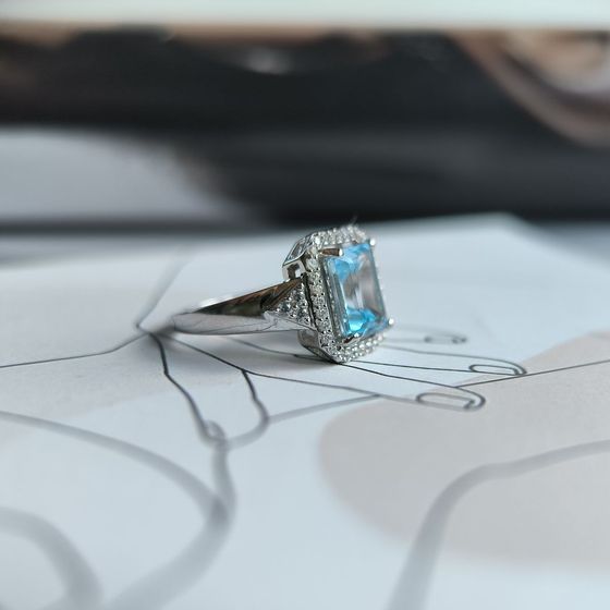 Серебряное кольцо с топазом 3.232ct