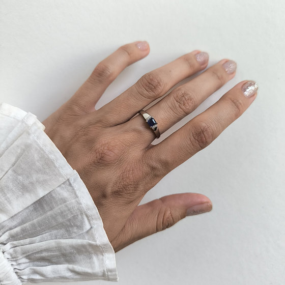 Серебряное кольцо с сапфиром 0.444ct, фианитами