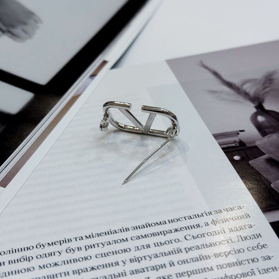 Серебряная брошка без камней