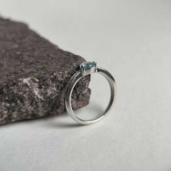 Серебряное кольцо с топазом 0.749ct, фианитами