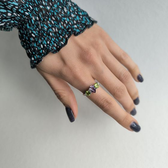 Серебряное кольцо с аметистом, хризолітом